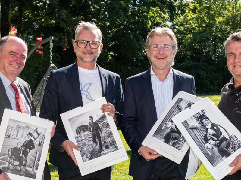 Im Bild mit den ersten Exemplaren des Kalenders: v.l. Kurt Pletschacher (Landesinnungsmeister der Rauchfangkehrer Salzburg), Fotograf Mike Preschl, Chrisitian Plesar (Bundesinnungsmeister der Rauchfangkehrer), Franz Neumayr (Landesinnungsmeister der Fotografen Salzburg) Foto: Franz Neumayr September 2021