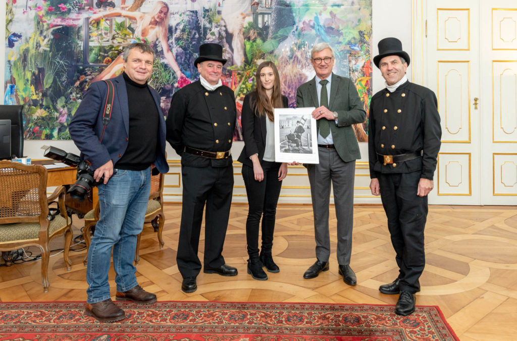 Im Dezember 2021 waren die Landesinnungen der Berufsfotografie und der Rauchfangkehrer unter Einhaltung der geltenden Corona-Auflagen zu Neujahrsgratulationen unterwegs und haben die Kalender an die Politik verteilt. Sie besuchten Herrn LR Mag. Schnöll, Frau LR Mag. Gutschi, Herrn LR Dr. Schwaiger, Herrn Bgm. Dr. Preuner, Herrn LR Dr. Schellhorn, Herrn Landeshauptmann Dr. Haslauer und Herrn Gerichtspräsidenten Dr. Rathgeb.