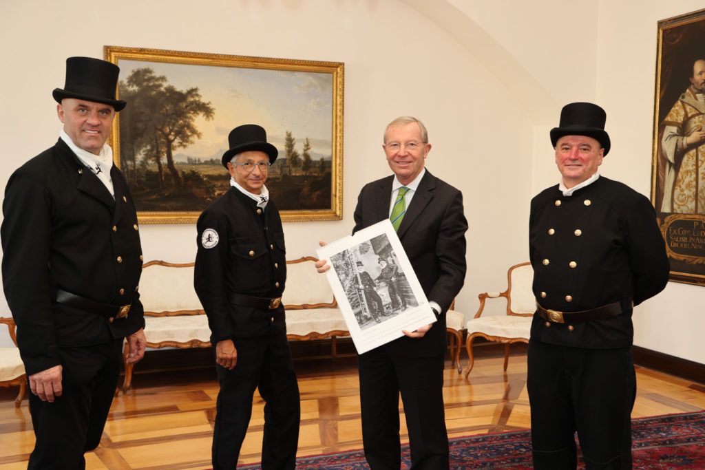 Im Dezember 2021 waren die Landesinnungen der Berufsfotografie und der Rauchfangkehrer unter Einhaltung der geltenden Corona-Auflagen zu Neujahrsgratulationen unterwegs und haben die Kalender an die Politik verteilt. Sie besuchten Herrn LR Mag. Schnöll, Frau LR Mag. Gutschi, Herrn LR Dr. Schwaiger, Herrn Bgm. Dr. Preuner, Herrn LR Dr. Schellhorn, Herrn Landeshauptmann Dr. Haslauer und Herrn Gerichtspräsidenten Dr. Rathgeb.