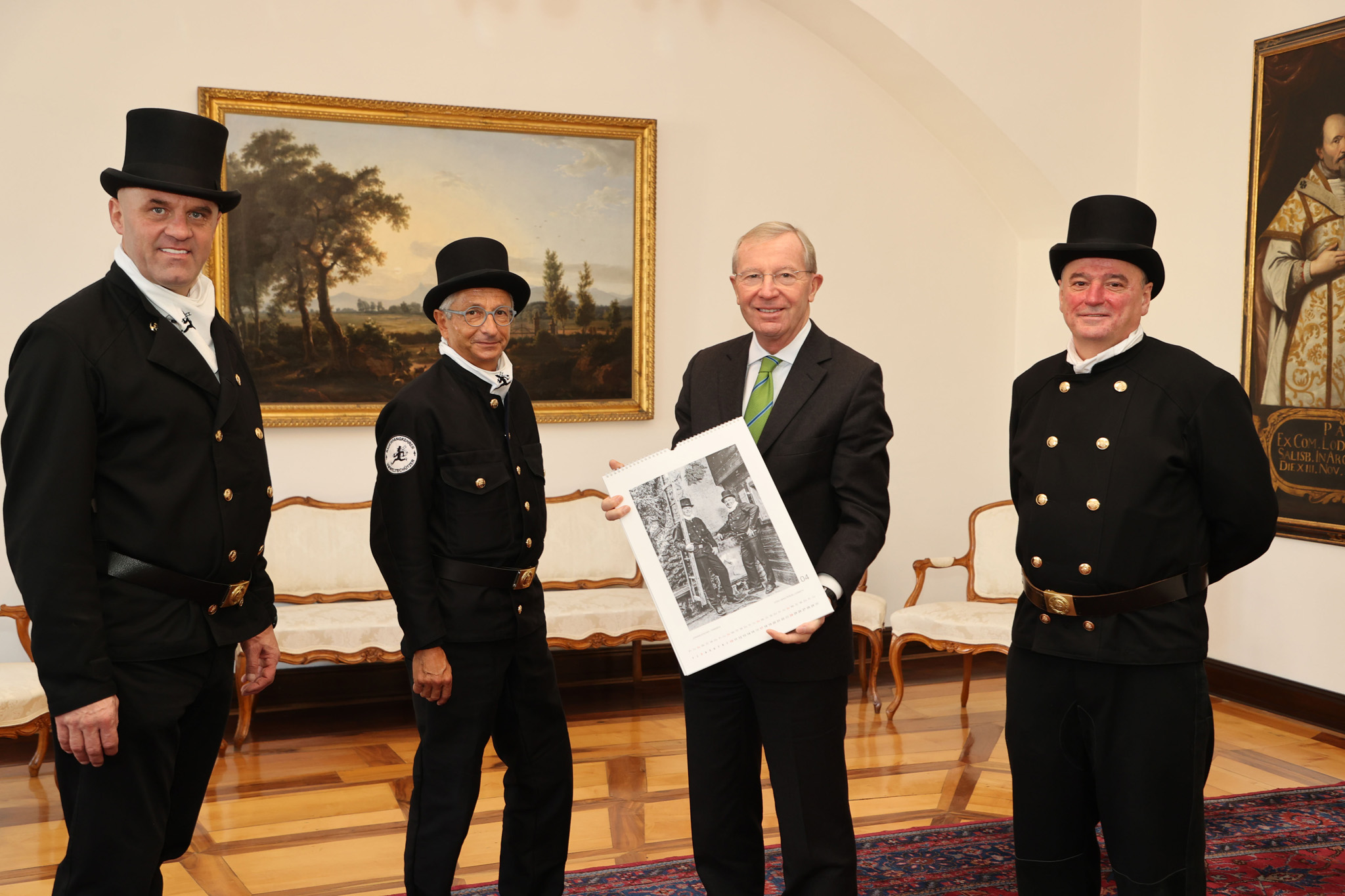 Im Dezember 2021 waren die Landesinnungen der Berufsfotografie und der Rauchfangkehrer unter Einhaltung der geltenden Corona-Auflagen zu Neujahrsgratulationen unterwegs und haben die Kalender an die Politik verteilt. Sie besuchten Herrn LR Mag. Schnöll, Frau LR Mag. Gutschi, Herrn LR Dr. Schwaiger, Herrn Bgm. Dr. Preuner, Herrn LR Dr. Schellhorn, Herrn Landeshauptmann Dr. Haslauer und Herrn Gerichtspräsidenten Dr. Rathgeb.