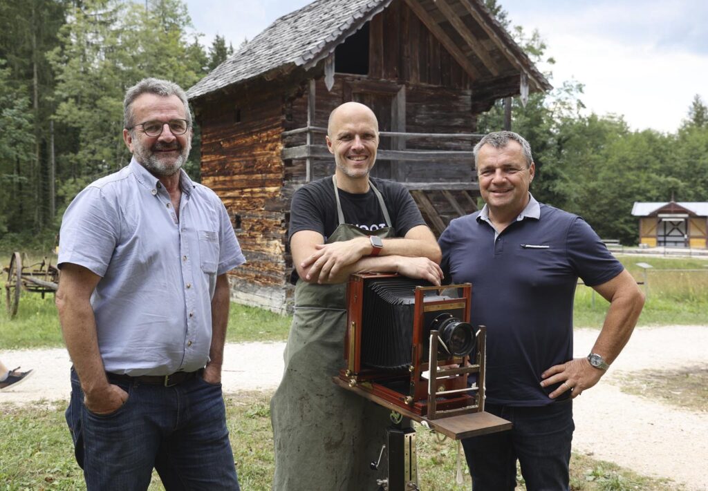 Erster Salzburger Fotomarathon im Freilichtmuseum Großgmain bei Salzburg Im Bild v.l. LIM Stv. Ernest Stierschneider, Markus Hofstätter und LIM Franz Neumayr Foto: Franz Neumayr 21.8.2022