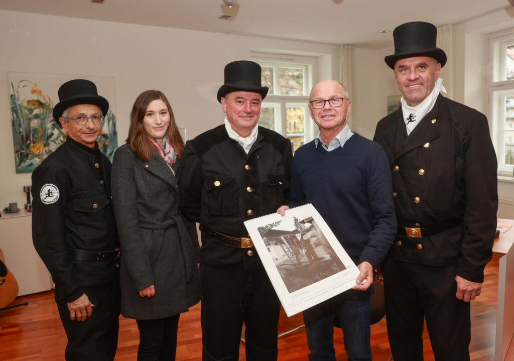 Neujahrglückwünsche der SalzburPräsentation Rauchfangkehrer beim Landesrat Josef Schwaiger ger Rauchfangkehrer Im Bild bei Landeshauptmannstellvertreter Christian Stöckl Foto: Franz Neumayr 9.12.2022